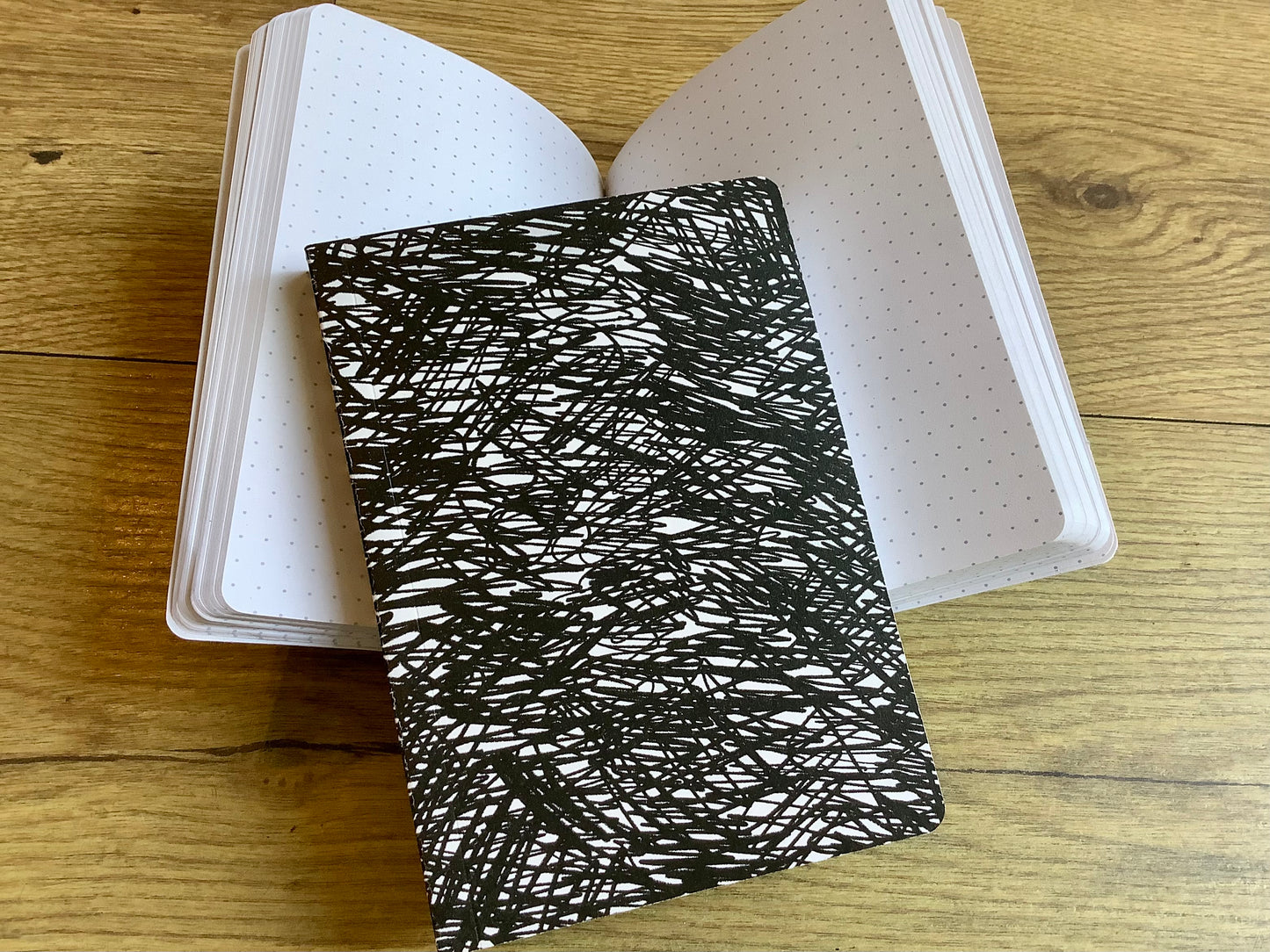 Notizbuch A6 dotted 90g Recycling sw 112Bl