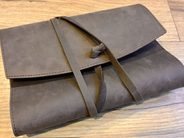 Leder-Buchhülle POET II A5 papoutsi geschnürt