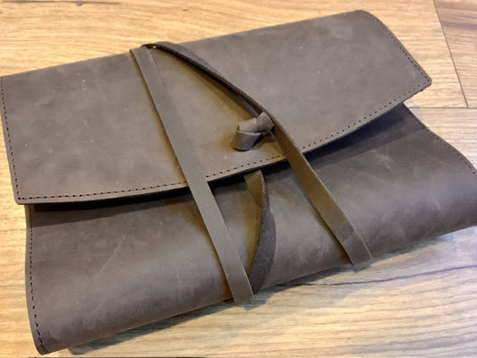 Leder-Buchhülle POET II A5 papoutsi geschnürt