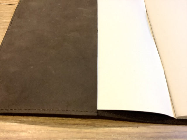 Leder-Buchhülle POET II A5 papoutsi geschnürt