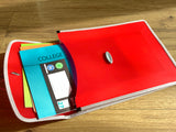 Roter Heftsammler mit Gummizug