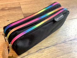 Stiftetasche Recycling schwarz mit Regenbogen-Reißverschluss