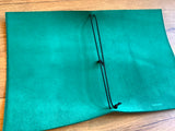 Leder-Buchhülle A5 papoutsi „Wiji“°