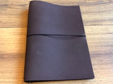Leder-Buchhülle A5 papoutsi „Wiji“°