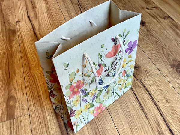 Geschenktasche Graspapier Blumen 23x20cm