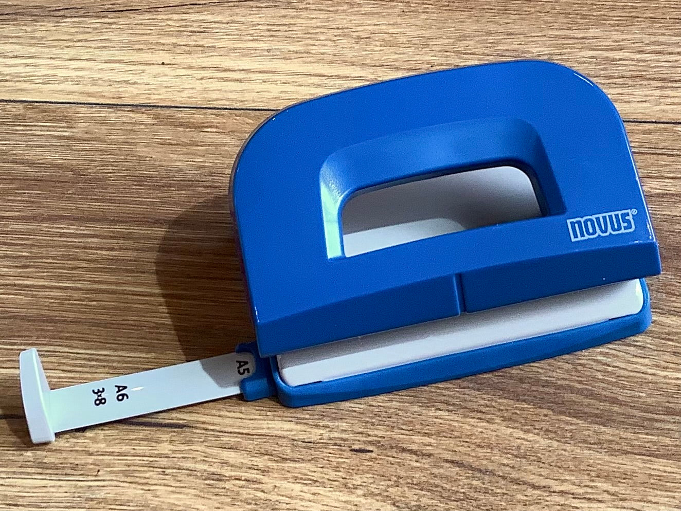 Locher novus E210 blau Metall