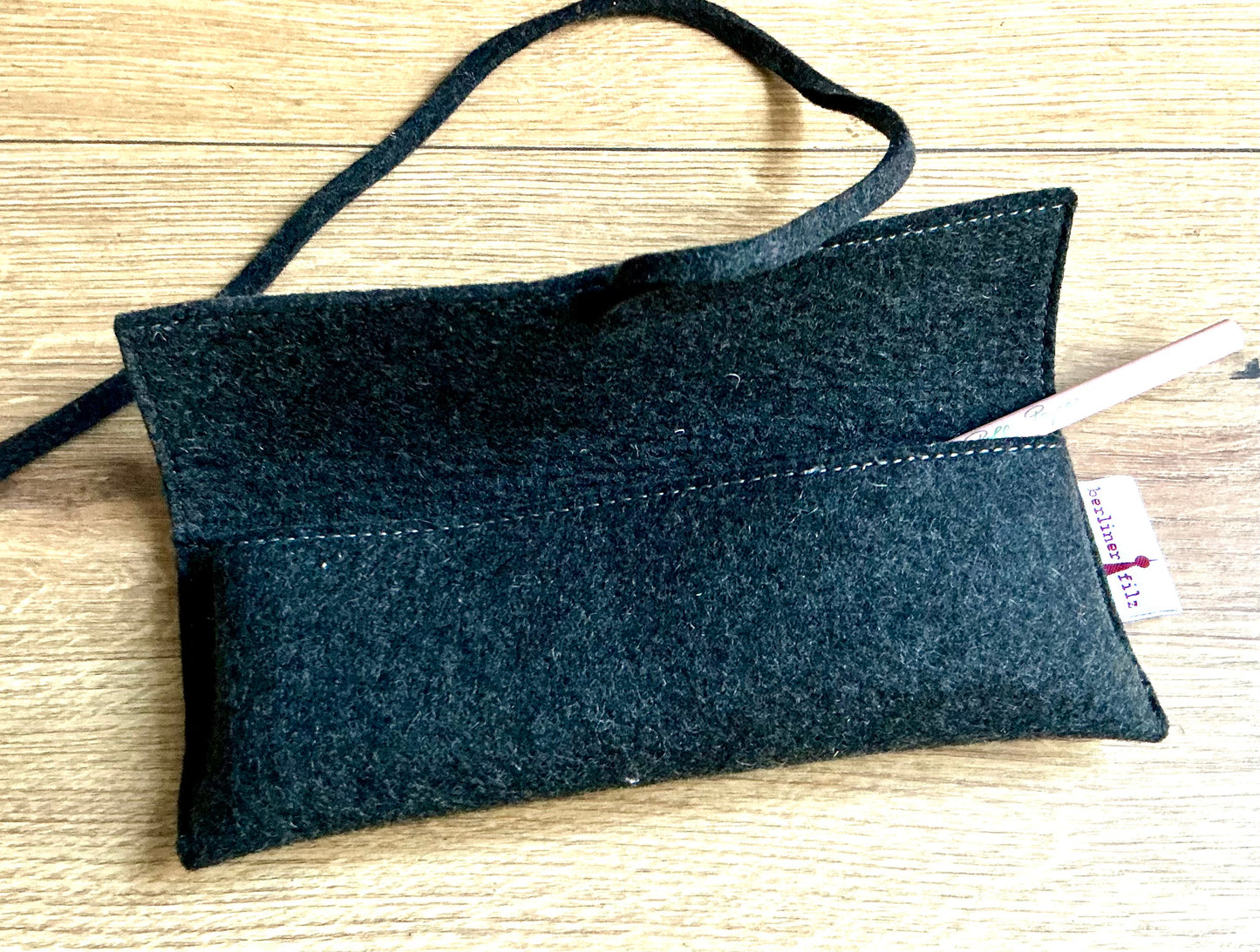 Wickeletui aus Wollfilz von Papoutsi