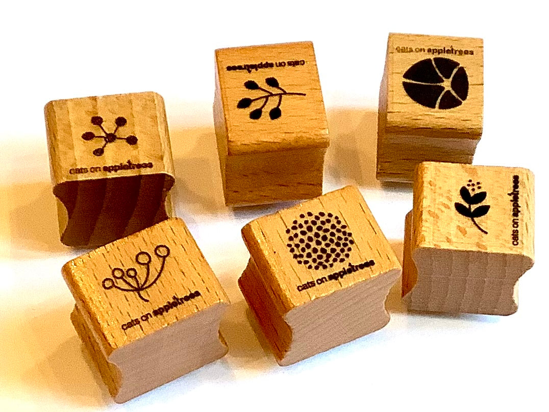 Kleine Holzstempel mit Blütenmotiven von Cats on Appletrees