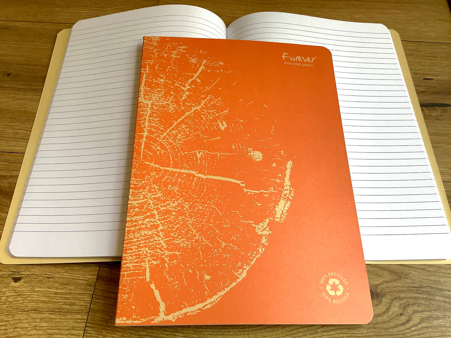 liniertes Notizheft in A4 von Clairefontaine forever-Recyclingpapier, Cover in orange. 
Erhältlich bei Polly Paper, umweltfreundliche Schreibwaren in Berlin-Mitte