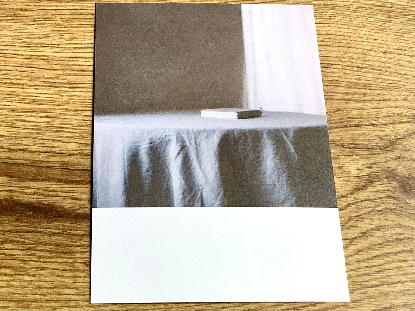 Postkarte von Jennifer Deinzer: Buch auf Tisch