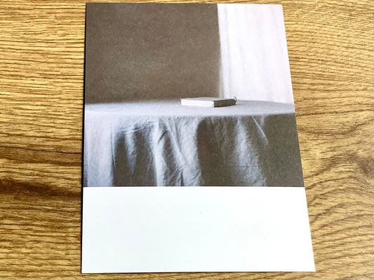 Postkarte von Jennifer Deinzer: Buch auf Tisch