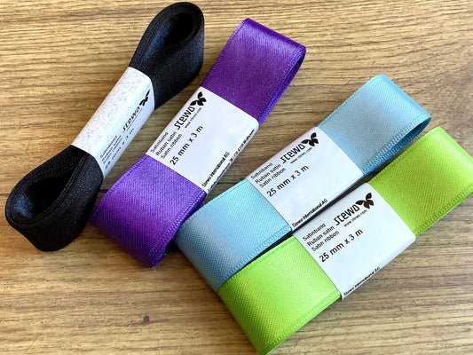 3 Meter lange und 25 mm breites Satin-Schleifenband von Stewo in lila, schwarz, hellblau und hellgrün