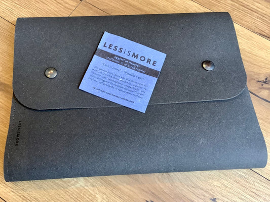 Dunkelgraue Mappe für ein Tablet und Schreibblock mit 2 Druckknöpfen