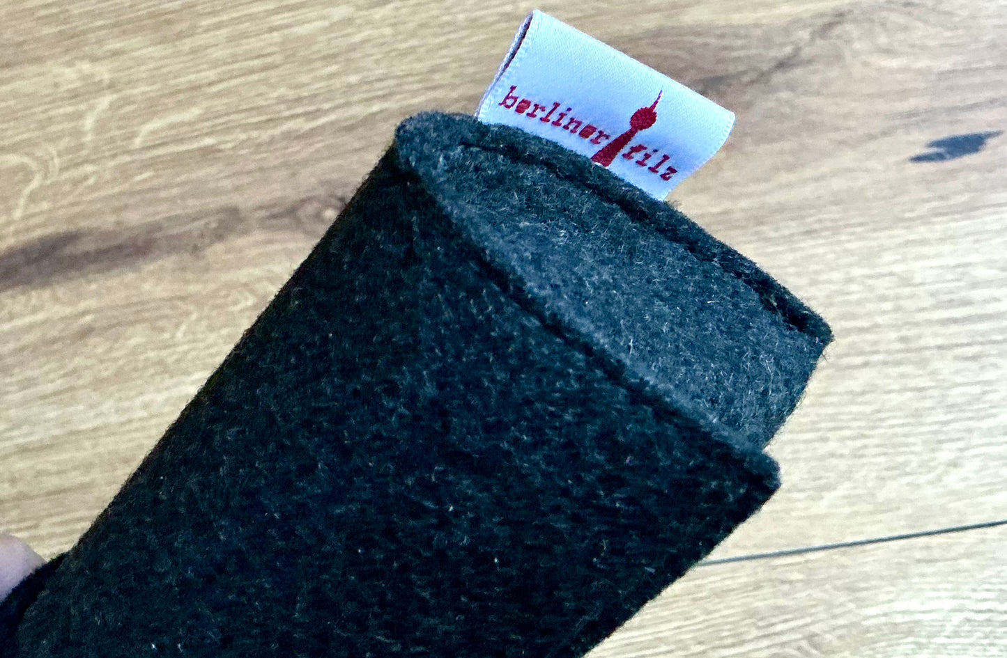 Wickeletui aus Wollfilz von Papoutsi