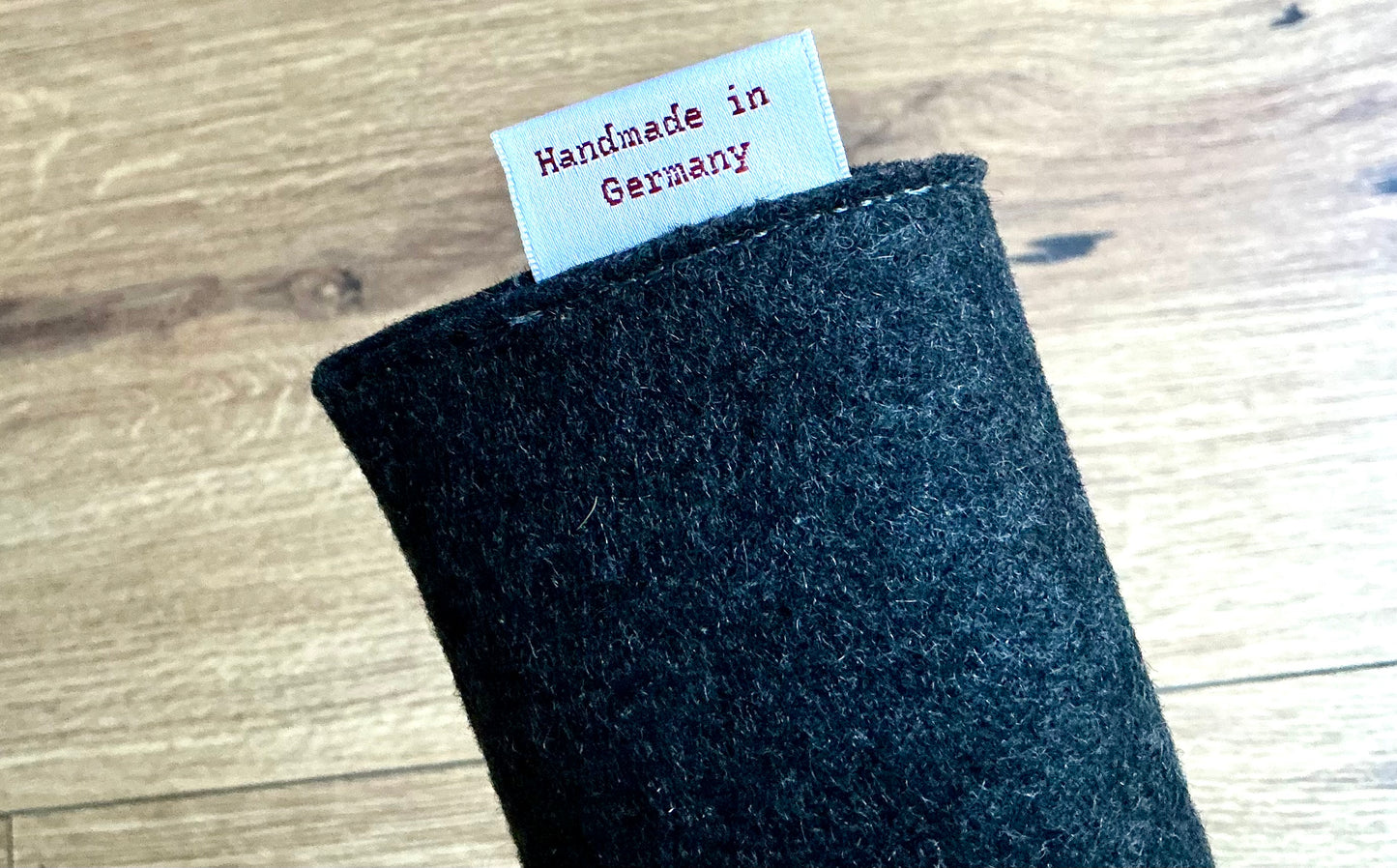 Wickeletui aus Wollfilz von Papoutsi