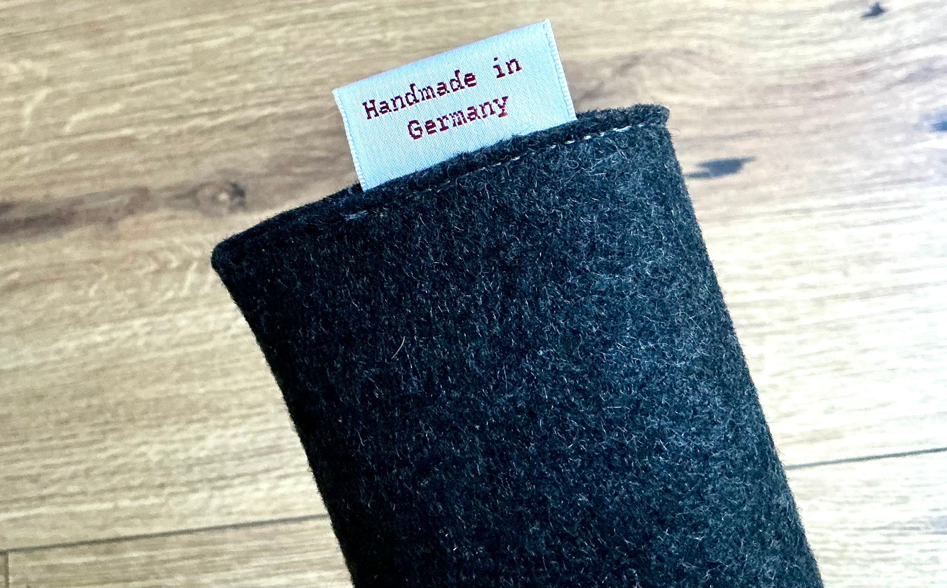 Wickeletui aus Wollfilz von Papoutsi