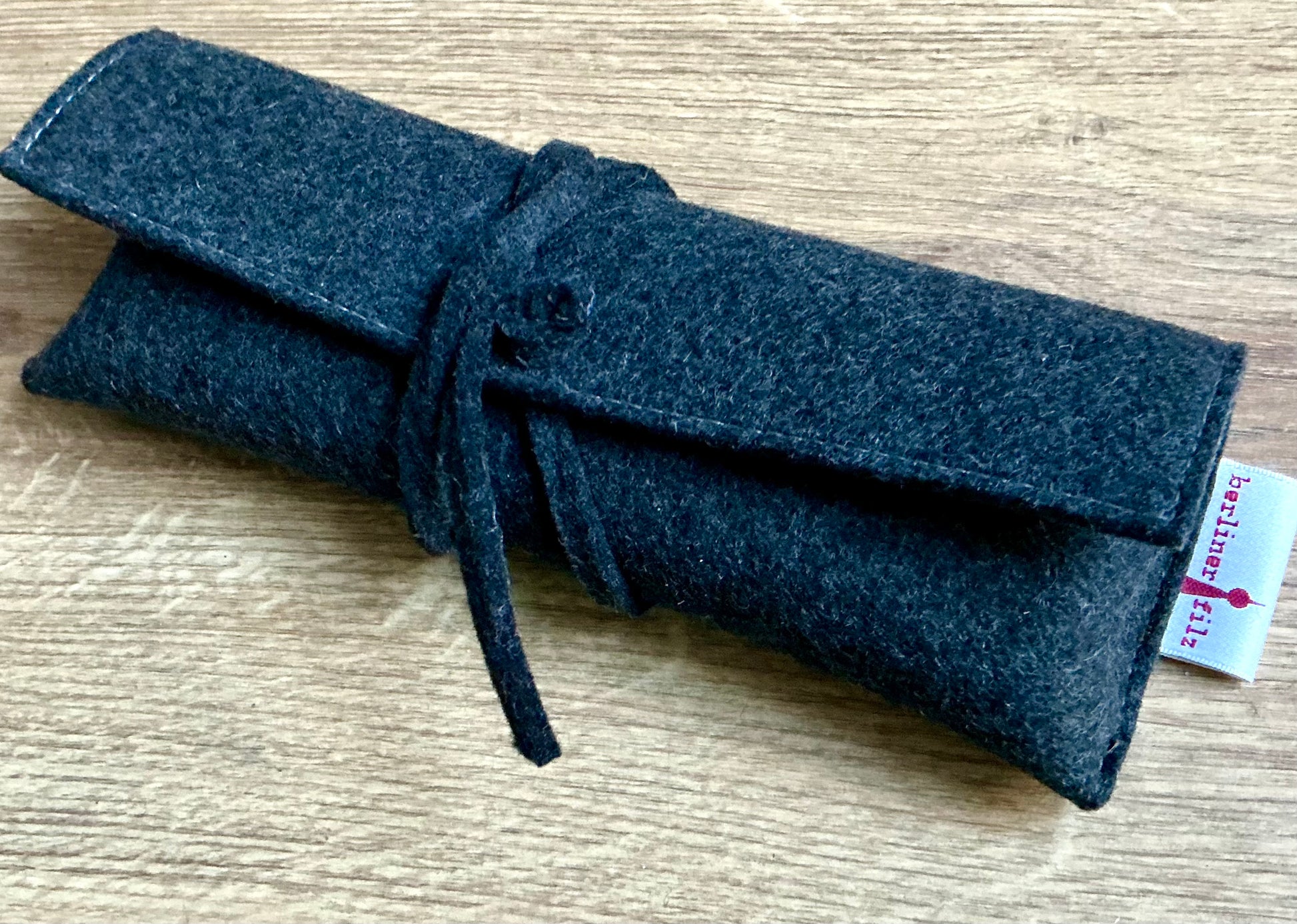 Wickeletui aus Wollfilz von Papoutsi