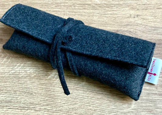 Wickeletui aus Wollfilz von Papoutsi