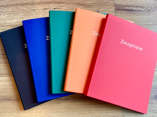 Zeugnismappe in 5 Farben mit silbernem Aufdruck "Zeugnisse", rot, orange, grün, blau und schwarz.
Diese Mappen und anderen Schulbedarf bei Polly Paper in Berlin-Mitte
