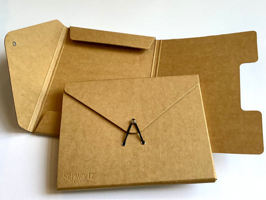 braune Sammelmappe in A5, die mit einem schmwarzen Gummiband über einem Metallhäkchen verschlossen wird, edles Design, kraftfarben, eine Mappe geschlossen, eine offen