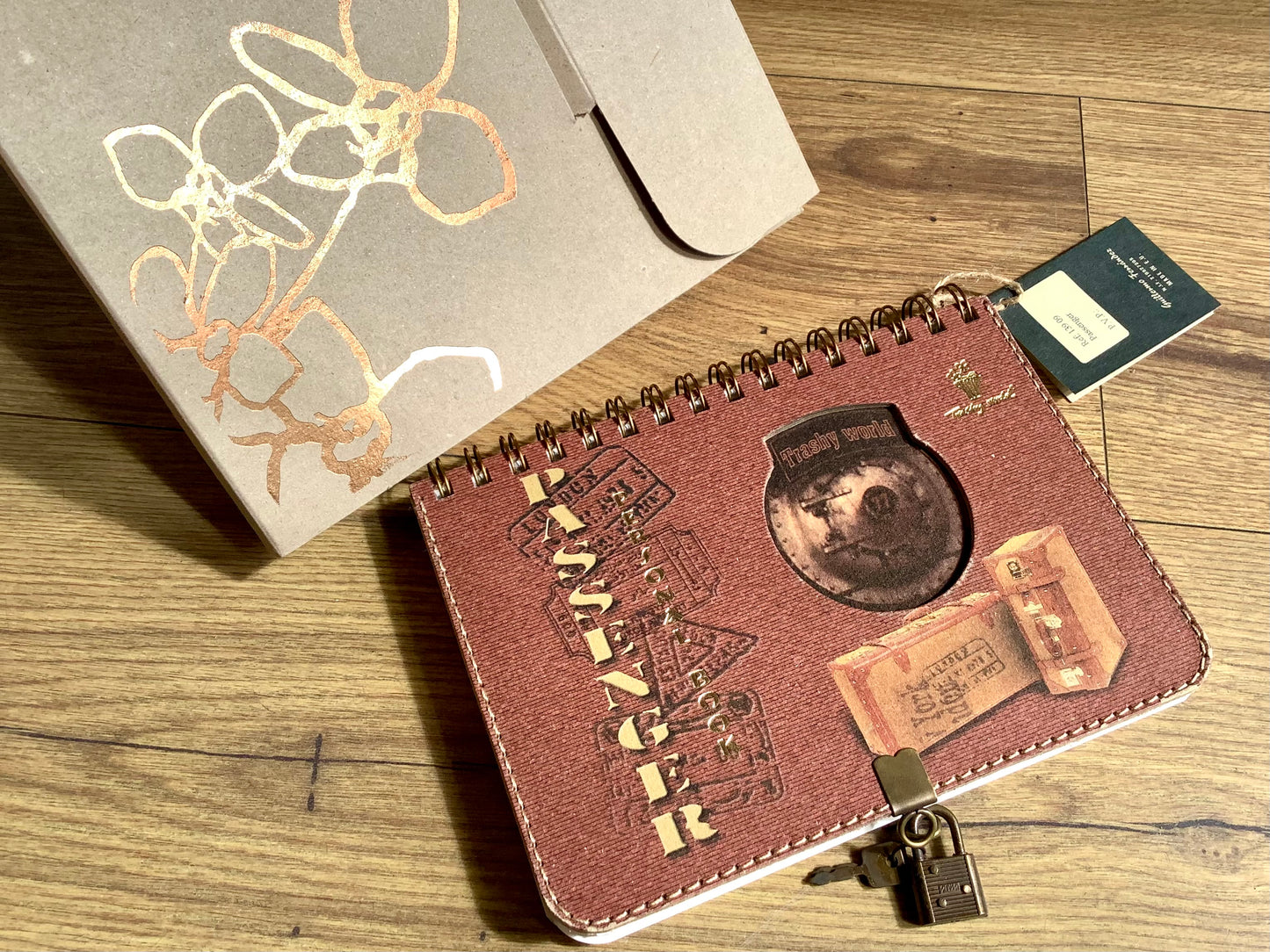 Abschließbares Tagebuch mit kleinem Vorhängeschloss und Geschenkverpackung
