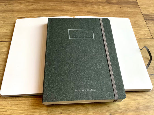 dickes Buch, innen blanko Recyclingpapier, außen raues Recyclingleder