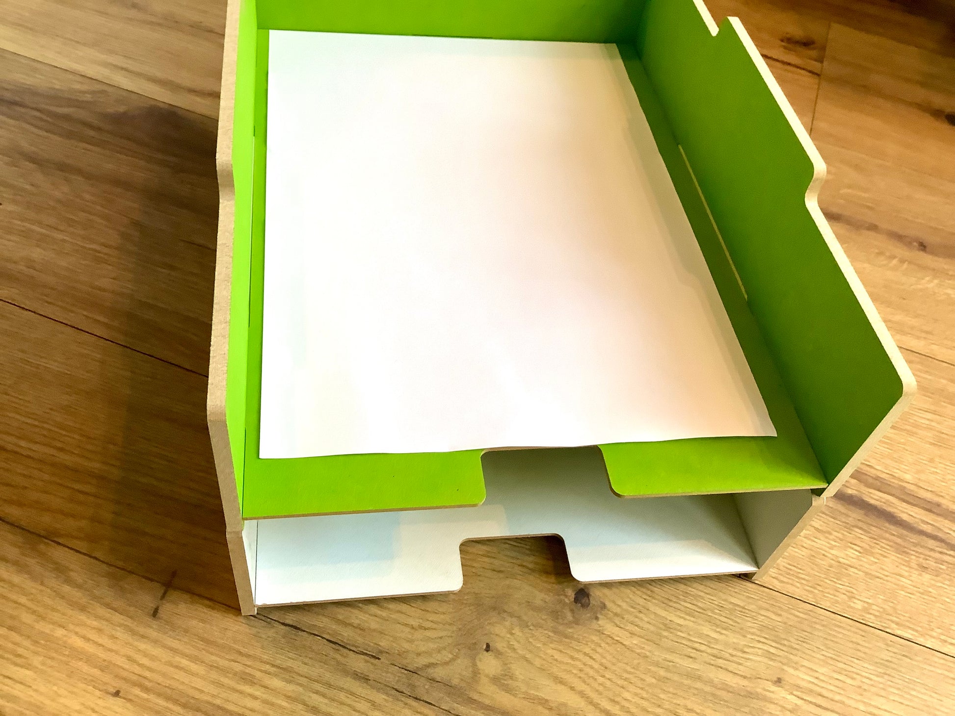 2 übereinander gestapelte Briefalbagen aus Holz , weiß und grün von vorne