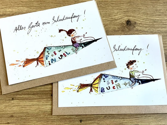 1. Karte: Ein Junge sitzt auf einer fliegenden Schultüte mit bunten Buchstaben und Zahlen. Darüber der Text: Alles Gute zum Schulanfang. 2. Karte: das gleiche mit einem Mädchen.