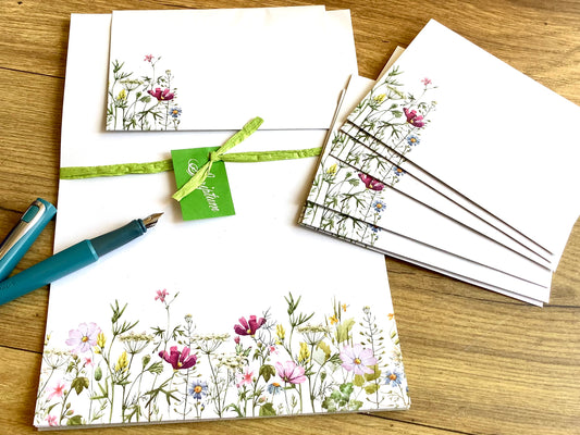Sommerliches Briefpapier, mit bunten Blumen bedruckt (Blumenwiese unten auf den A4-Bögen und links auf den Umschlägen)