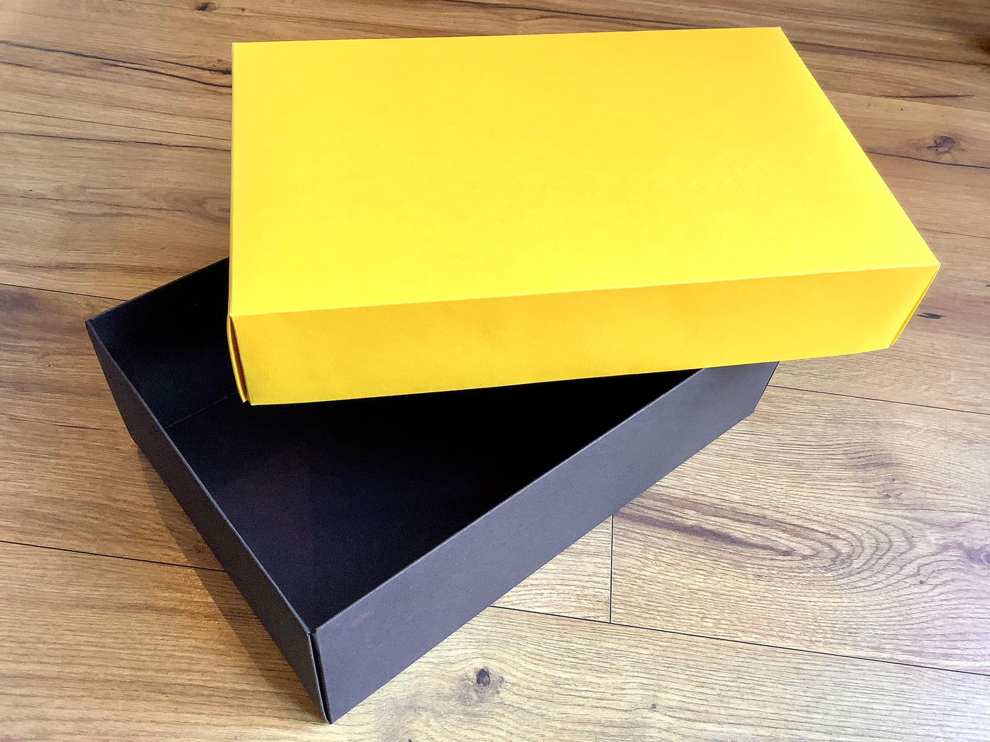 Schwarze Box mit gelbem Deckel von Buntbox