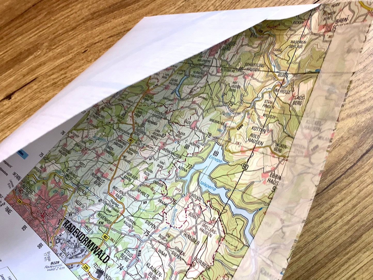 Upcycling-Versandtaschen in C5 mit Landkarte innen - erhältlich bei Polly Paper, umweltfreundlicher Bürobedarf in Berlin-Mitte