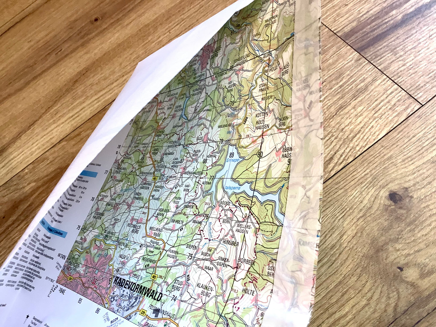 Upcycling-Versandtaschen in C5 mit Landkarte innen - erhältlich bei Polly Paper, umweltfreundlicher Bürobedarf in Berlin-Mitte