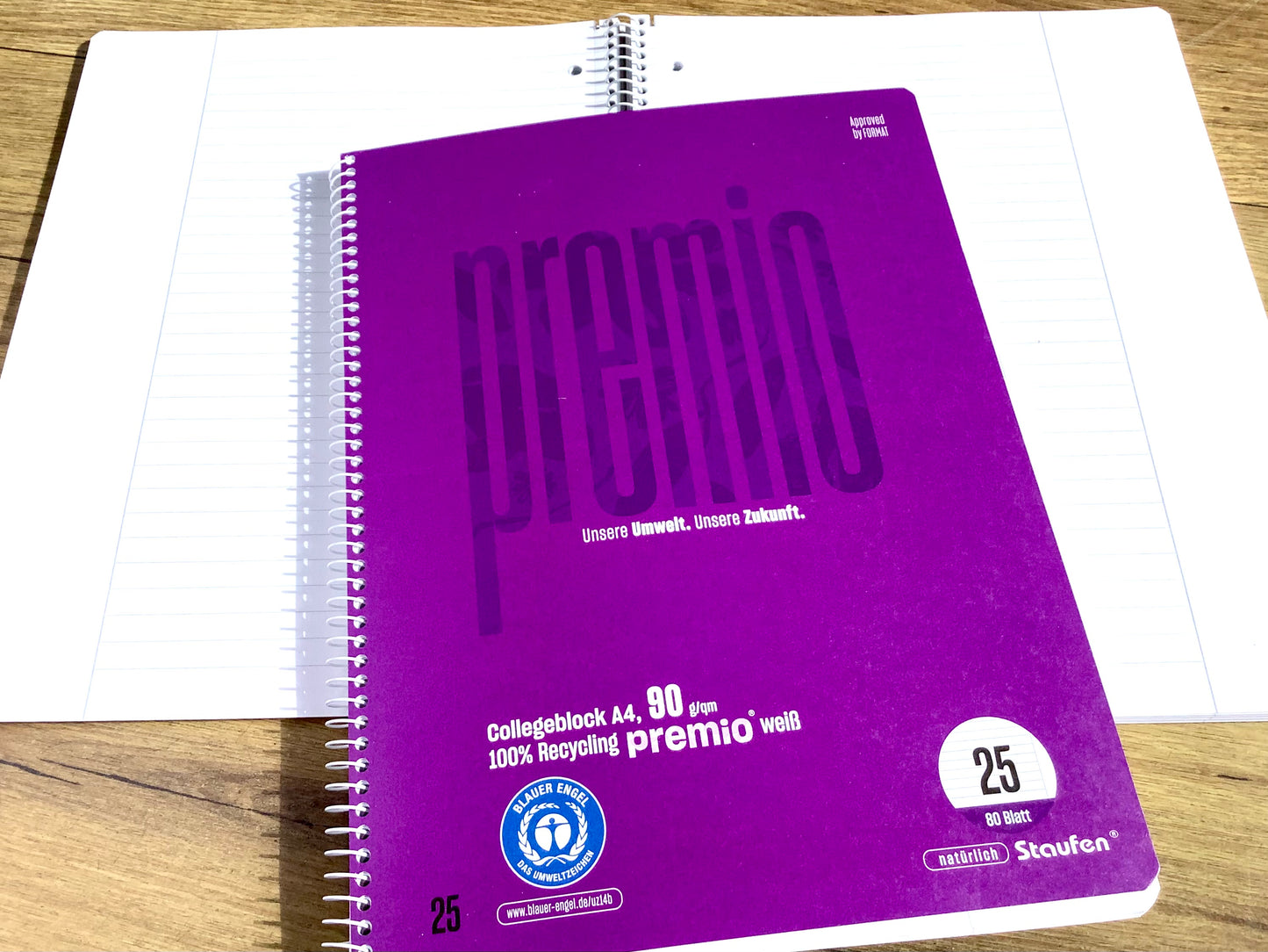 linierter Collegeblock mit Korrekturrand, Cover lila
