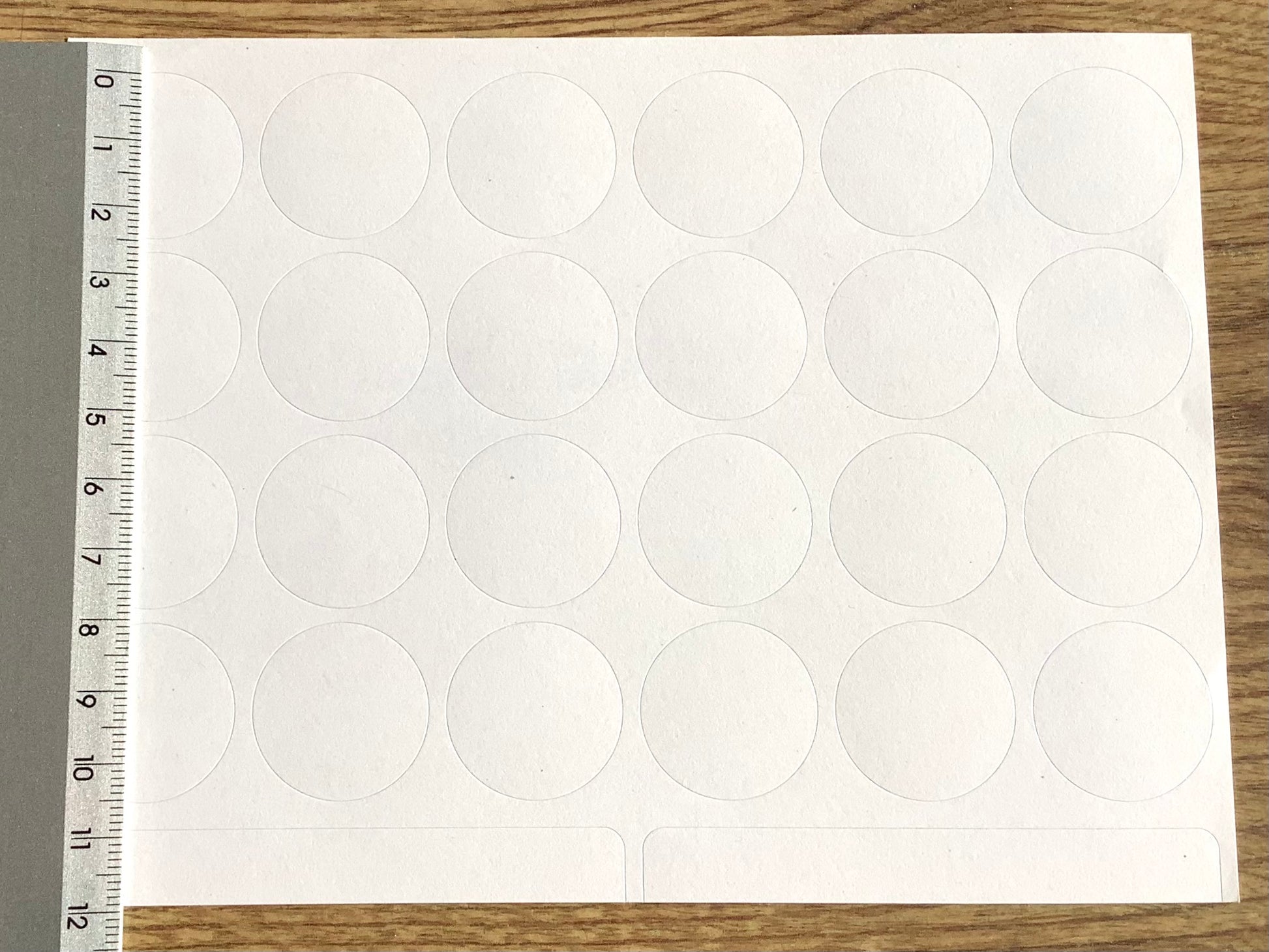 Runde Etiketten aus weißem Recyclingpapier mit einem Durchmesser von 25mm. Erhältlich bei Polly Paper - Umweltfreundlicher Bürobedarf in Berlin  Mitte