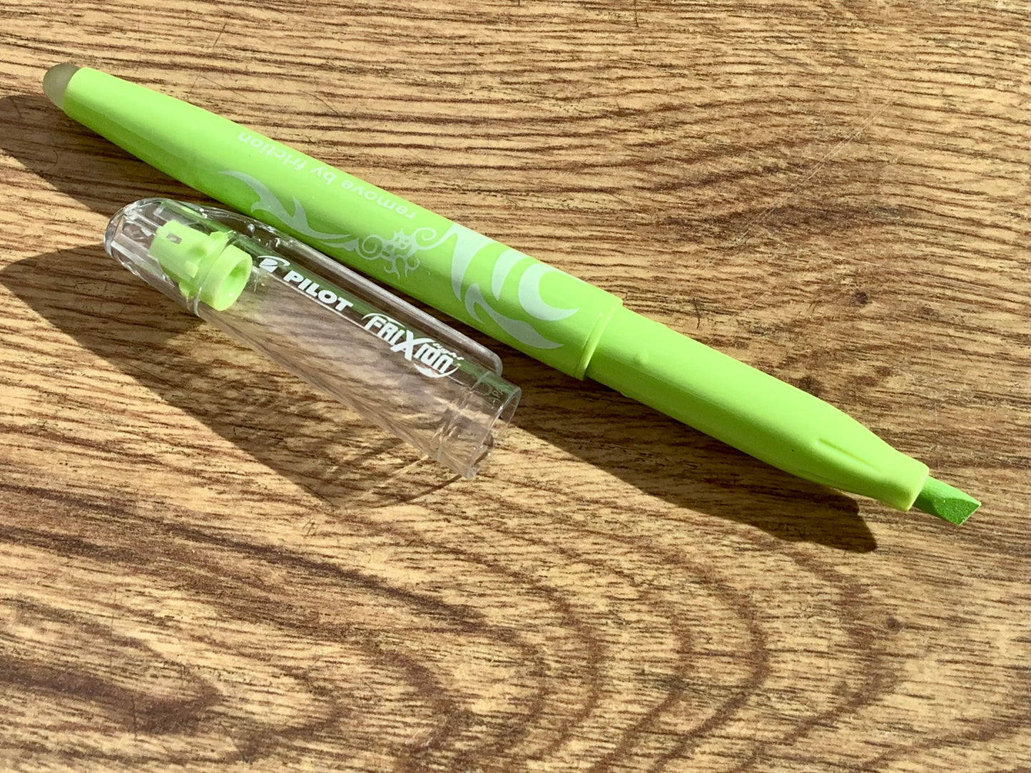Grüner frixion-Textmarker radierbar