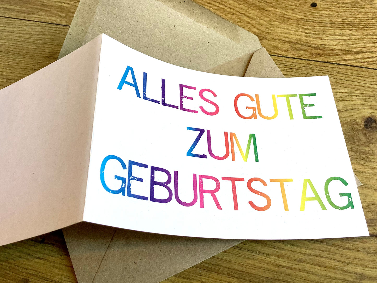 Geburtstagskarte, Alles Gute zum Geburtstag in Großbuchstaben in Regenbogenfarben - bei Polly Paper in Berlin-Mitte