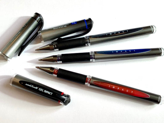 Gelschreiber Uniball impact in blau, schwarz und rot