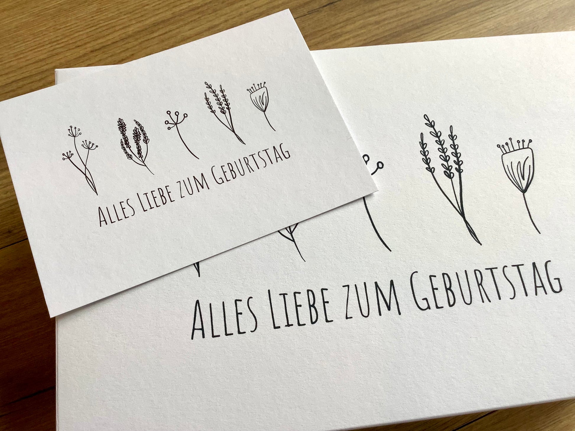 Geschenkschachtel mit dem Aufdruck "Alles Liebe zum Geburtstatg" und minimalistischen Blümchen. 
Erhältlich bei Polly Paper, umweltfreundlicher Geschenk-Bedarf in Berlin-Mitte