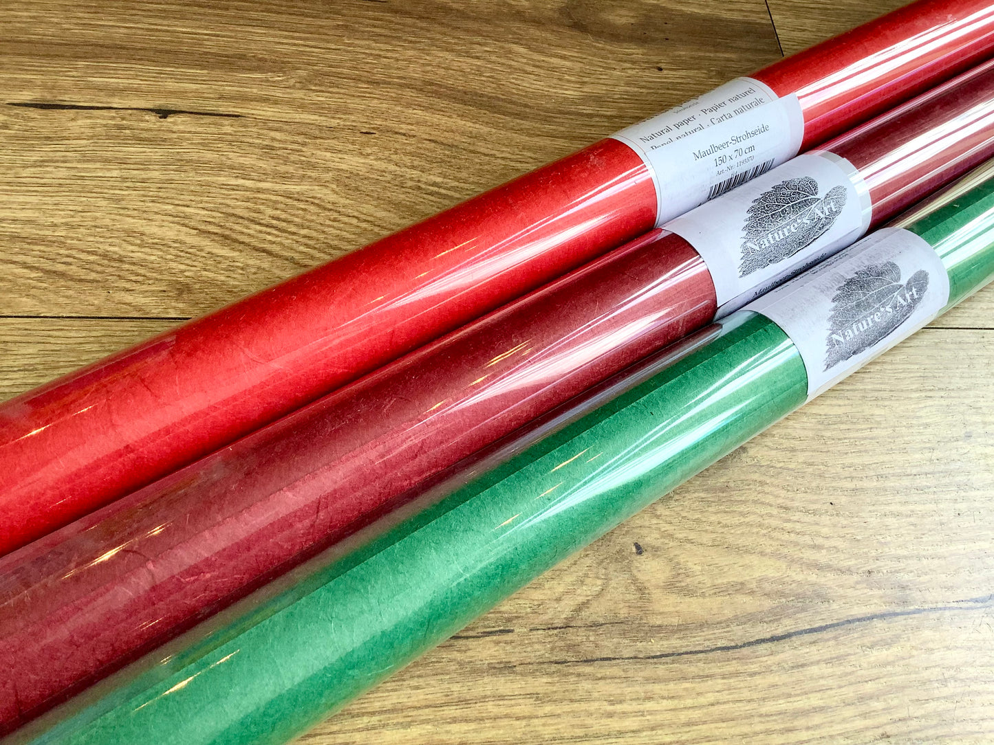 Rollen mit Strohseidenpapier in verschiedenen Farben - aus dem Bast des Maulbeerbaums. Bei Polly Paper in Berlin-Mitte