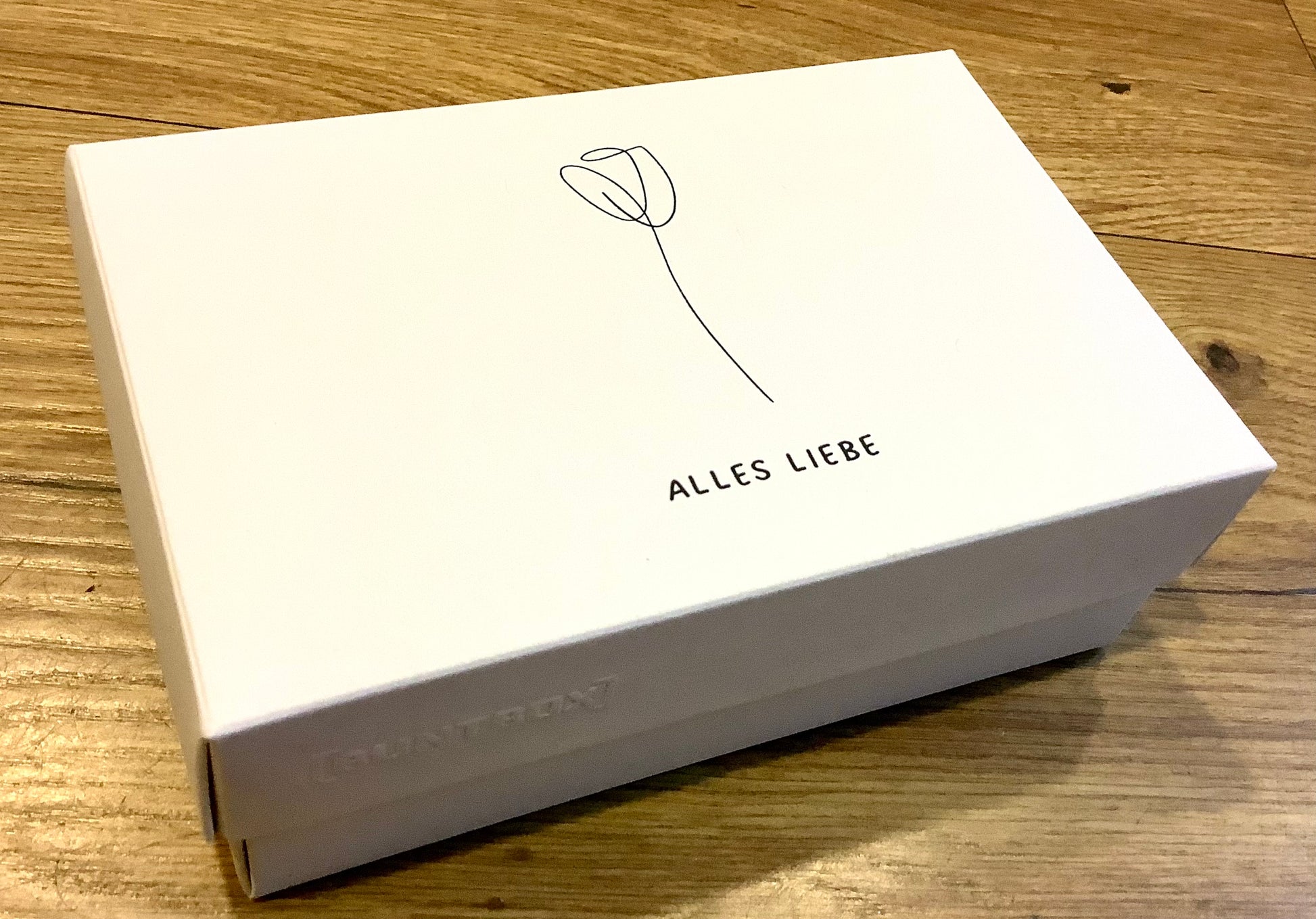 Geschenkschachtel mit dem Aufdruck "Alles Liebe".
Erhältlich bei Polly Paper, umweltfreundlicher Geschenk-Bedarf in Berlin-Mitte