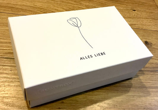 Geschenkschachtel mit dem Aufdruck "Alles Liebe".
Erhältlich bei Polly Paper, umweltfreundlicher Geschenk-Bedarf in Berlin-Mitte