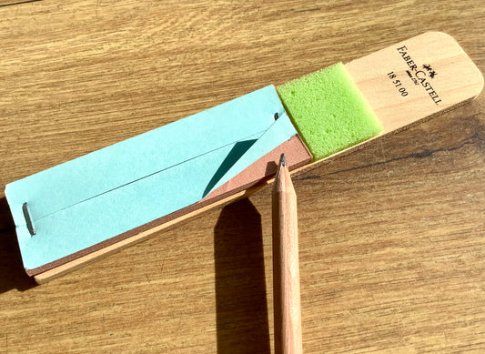 kleines Schärf-Brett mit Sandpapier für Grafitminen