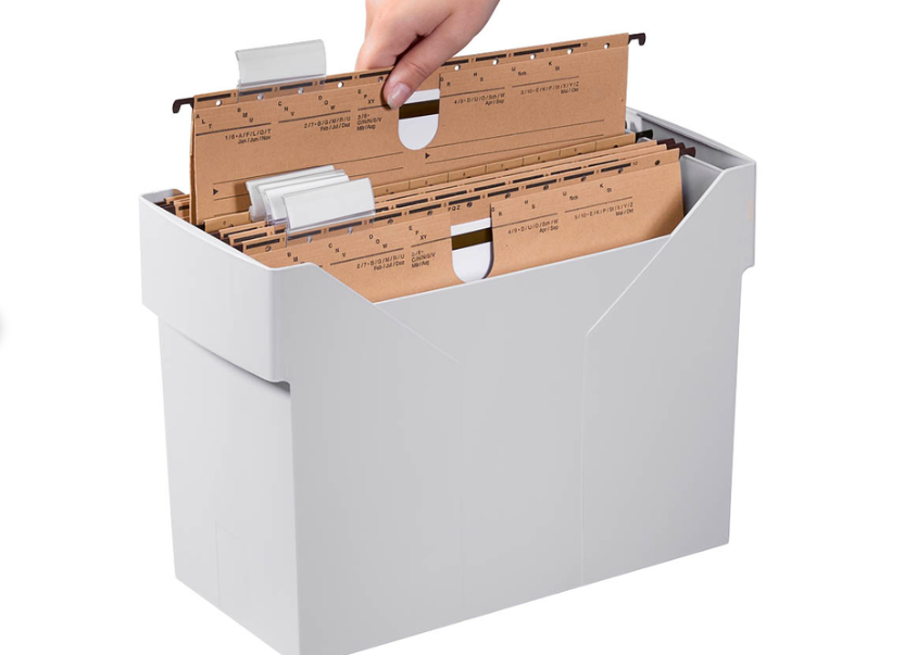 Graue Hängeregisterbox aus recyceltem Kunststoff mit Griffmulden an der schmalen Seite - von M&M.
Erhältlich bei Polly Paper - Umweltfreundlicher Bürobedarf in Berlin-Mitte