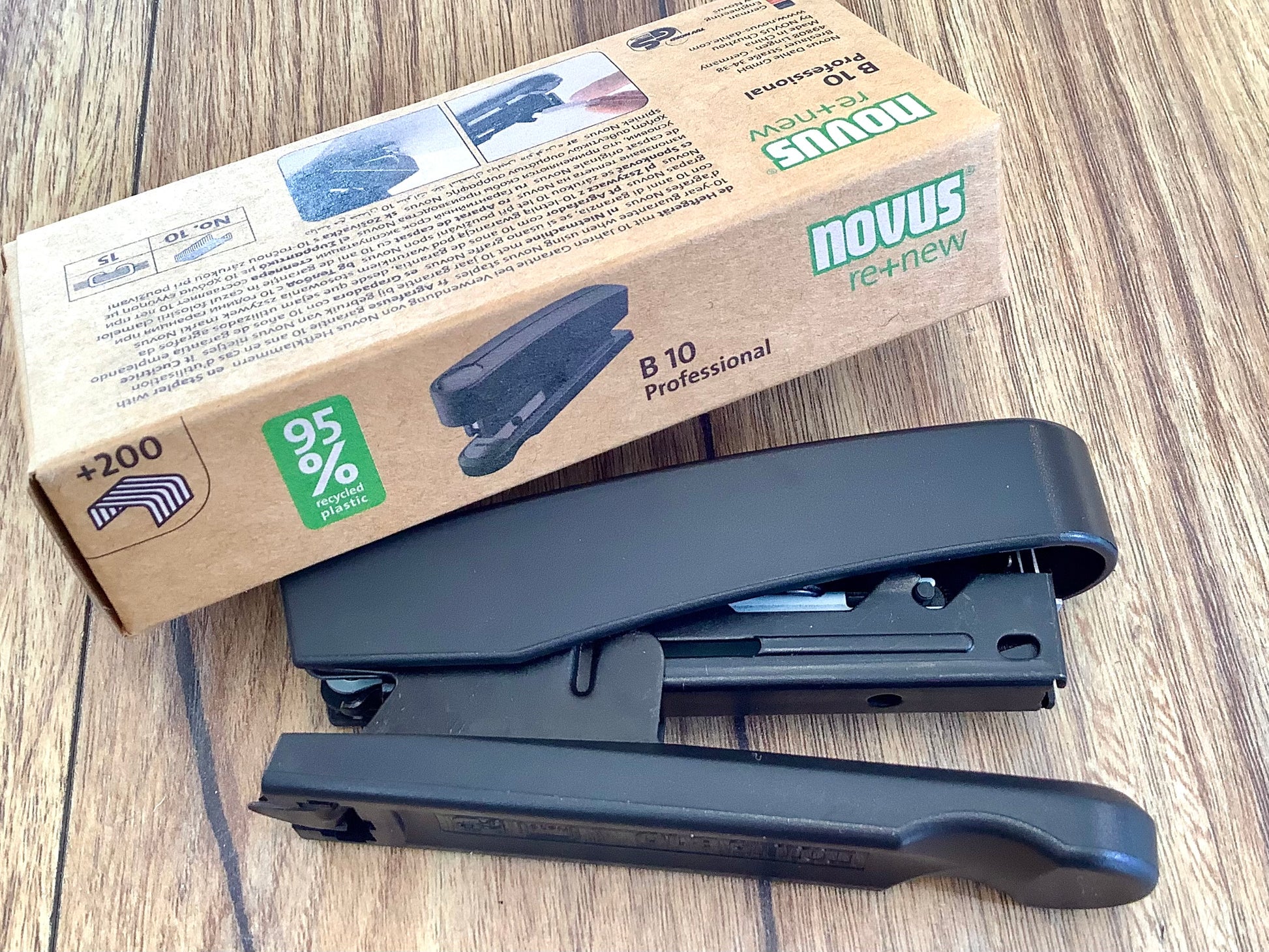 Der Plastikanteil an diesem kleinen schwarzen Tacker besteht zu 95 % aus Recyclingmaterial. Innen Metall. Novus. Bei Polly Paper in Berlin-Mitte