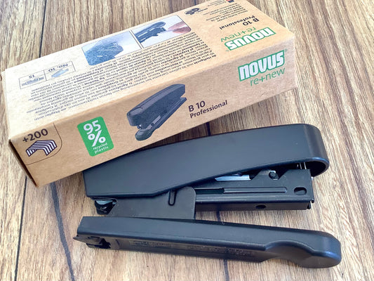 Der Plastikanteil an diesem kleinen schwarzen Tacker besteht zu 95 % aus Recyclingmaterial. Innen Metall. Novus. Bei Polly Paper in Berlin-Mitte