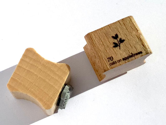 Kleiner Holzstempel mit Blütenmotiv