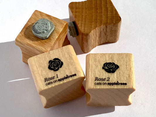 Kleine Holzstempel mit Rosenmotiv