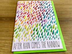 Klappkarte voller bunter Regentropfen, die man durch Reliefdruck ertasten kann. Darunter der Text "After Rain comes the rainbow"