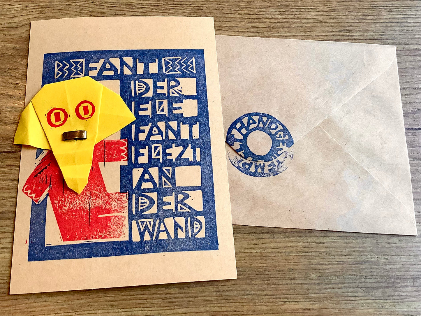 Lustige handgemachte Karte von Flitzpost mit Elefantenkopf aus gefaltetem Papier.