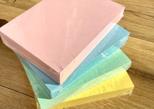 Unlinierte Karteikarten aus festem Recyclingpapier in 4 Farben (rosa, hellblau, hellgrün und gelb). 
Erhältlich bei Polly Paper - Umweltfreundlicher Schulbedarf in Berlin-Mitte